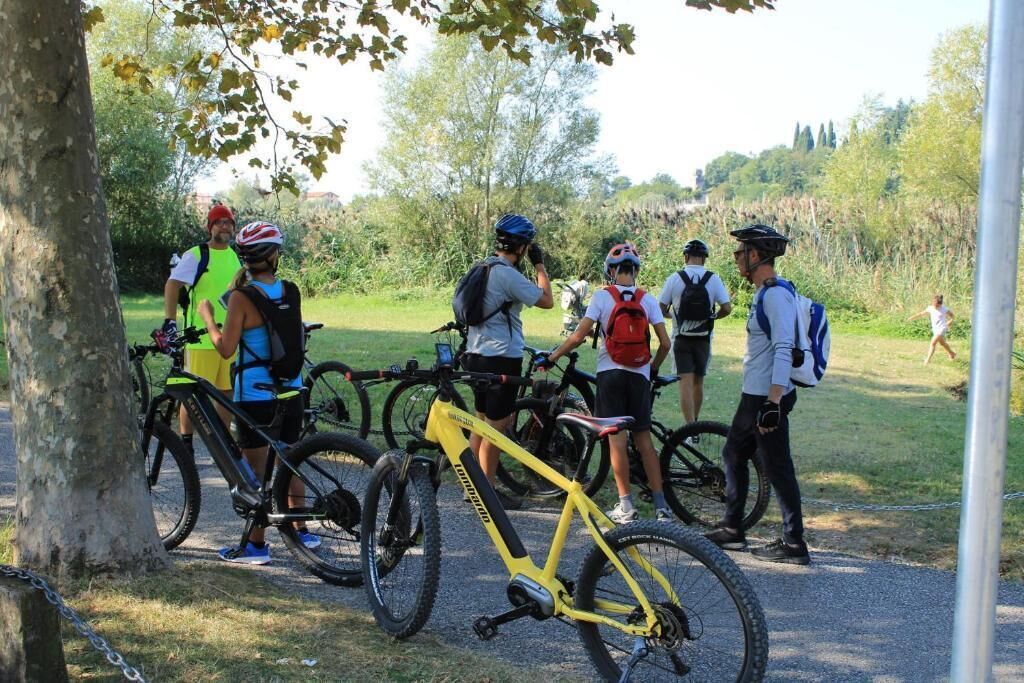 Eine Gruppe Radfahrer hat sich in einem Park versammelt.