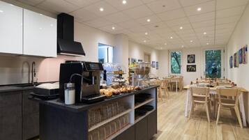 Grand réfrigérateur, micro-ondes, four, plaque de cuisson