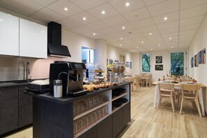 Großer Kühlschrank, Mikrowelle, Ofen, Herdplatte