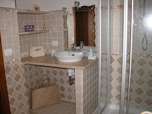 Haartrockner, Bidet, Handtücher, Seife