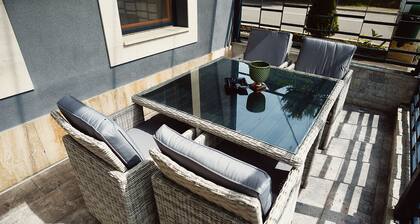 Very cozy one bedroom apartment for a family of 4-6. 1 minute walk to Salt mine