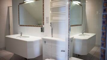 Suíte superior, várias camas, vista para o mar | Banheiro | Produtos de toalete grátis, secador de cabelo, toalhas de banho