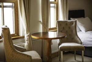 高级三人房 | 遮光窗帘、旅行婴儿床、免费 WiFi、床单