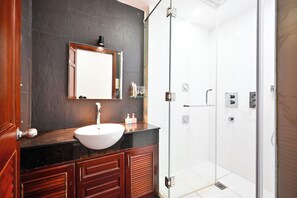 Habitación cuádruple familiar, 2 camas Queen size | Baño | Regadera, regadera tipo lluvia, amenidades de baño gratuitas