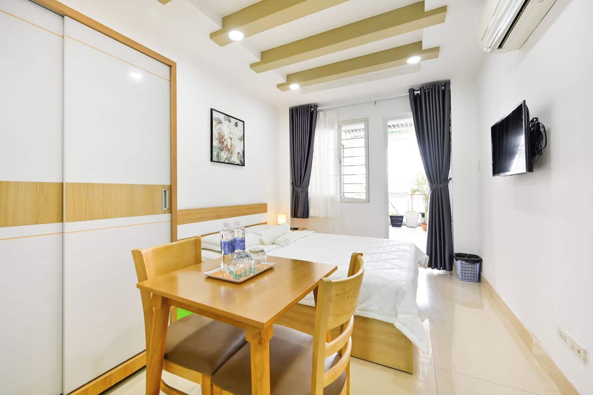 Habitación básica, 1 cama Queen size, vista a la ciudad, torre | Escritorio y wifi gratis