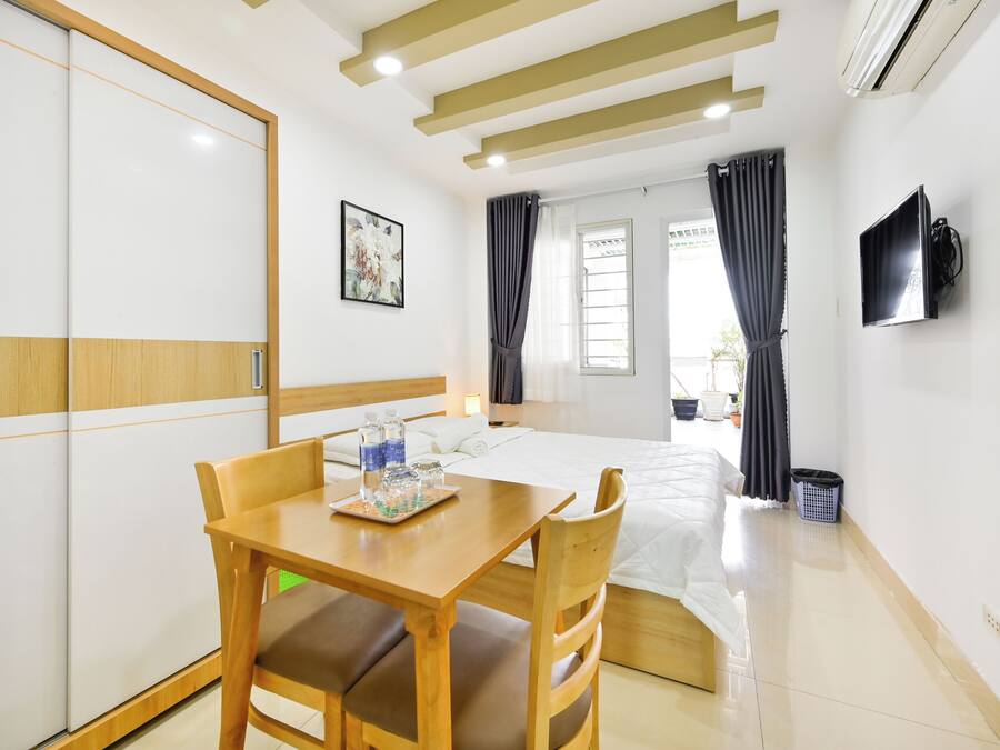 Habitación básica, 1 cama de matrimonio, vistas a la ciudad, en una planta alta | Escritorio y wifi gratis