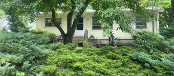 Resort cottages on 650’ of frontage to Hamlin lake.