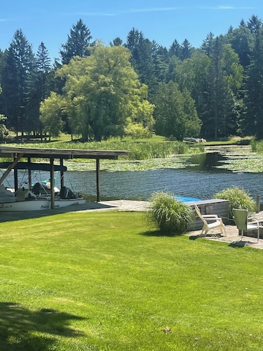 Resort cottages on 650’ of frontage to Hamlin lake. 