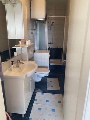 Dusche, Haartrockner, Handtücher