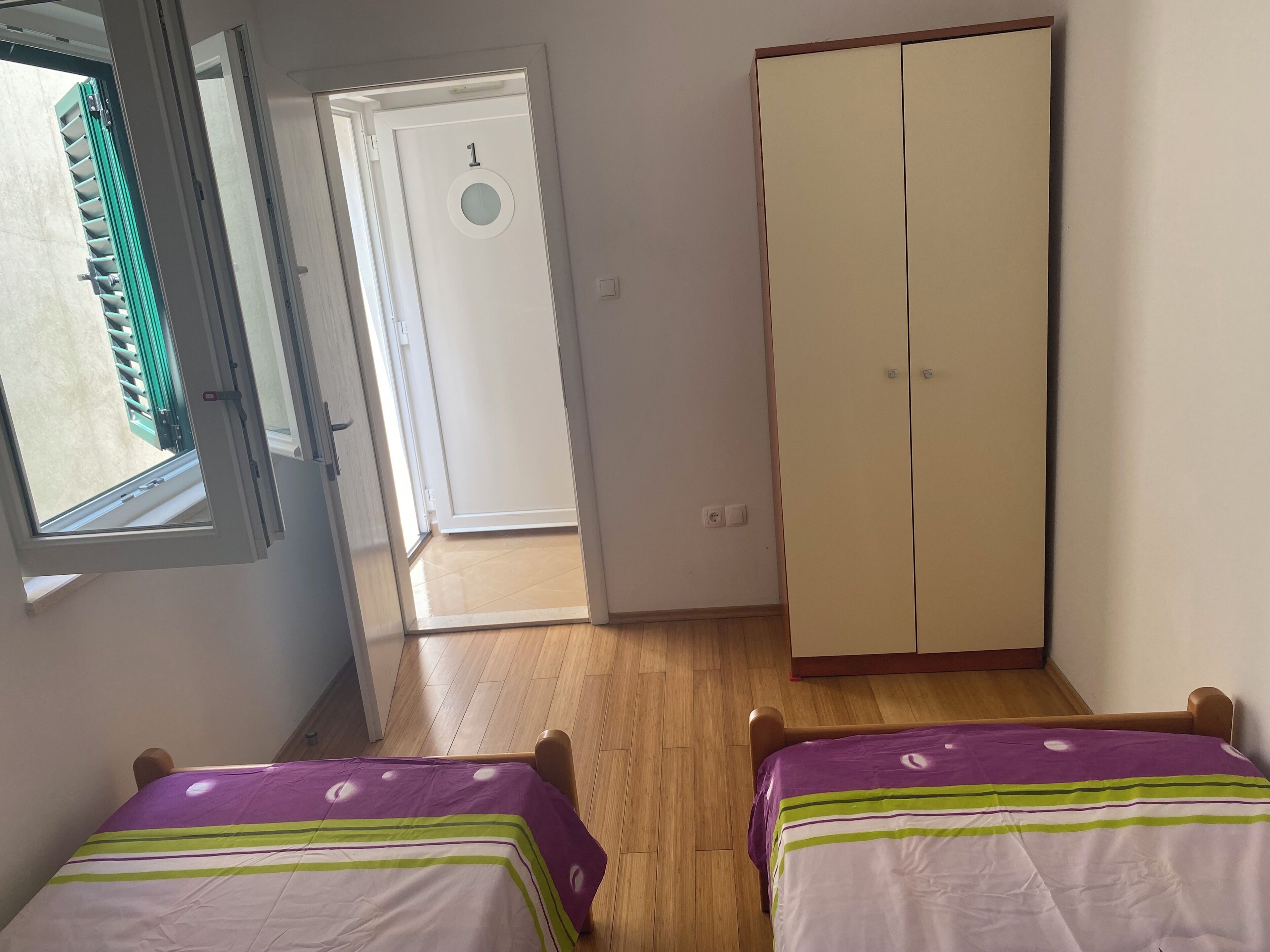 2 dormitorios, tabla de planchar con plancha, ropa de cama