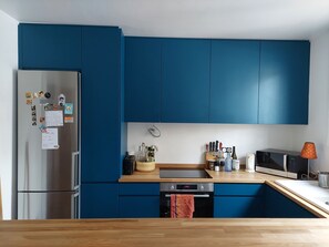 Kühlschrank, Mikrowelle, Ofen, Herdplatte