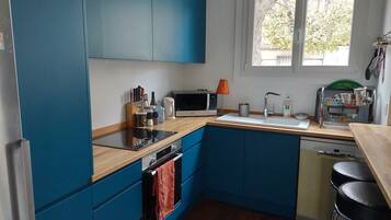 Réfrigérateur, micro-ondes, four, plaque de cuisson