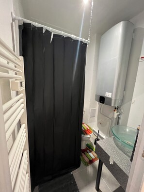 Dusche, Handtücher, Toilettenpapier