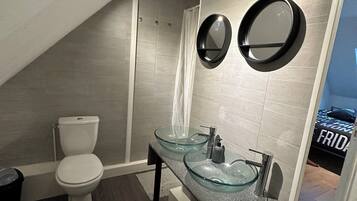 Dusche, Handtücher, Toilettenpapier