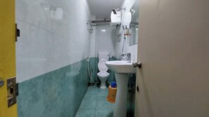 스탠다드 더블룸 | 욕실 | 샤워 시설, 레인폴 샤워기, 무료 세면용품, 타월