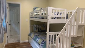 3 bedrooms, desk, iron/ironing board, free WiFi