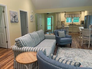 Smart TV, fireplace, DVD player, books - Mountain Hideaway Cabin Near Wintergreen and Rt 151 Nelson County, VA (Roseland)