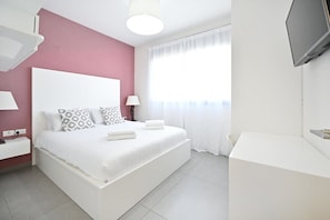 2 bedrooms, iron/ironing board, WiFi, bed sheets - Cozy 2BR with Balcony and Mamad on Dizzengoff by HolyGuest (Tel Aviv-Yafo)