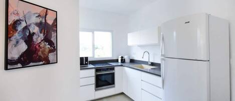 Jääkaappi, mikroaaltouuni, uuni, liesi