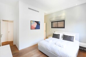 2 soverom, skrivebord, strykejern/-brett og wi-fi