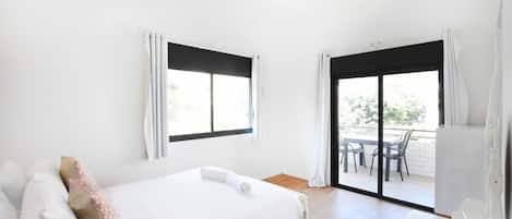 2 bedrooms, desk, iron/ironing board, WiFi
