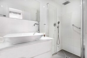 Regadera, amenidades de baño gratuitas, secadora de cabello, toallas