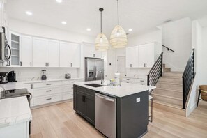 Mikrobølgeovn, kokeplater, oppvaskmaskin og kaffetrakter/tekoker