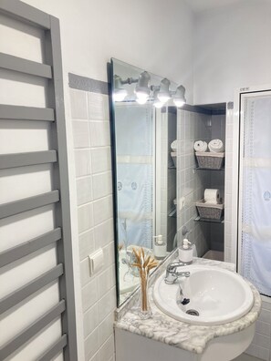 Douche, sèche-cheveux, bidet, serviettes fournies