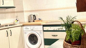 Réfrigérateur, micro-ondes, plaque de cuisson, cafetiÚre/bouilloire