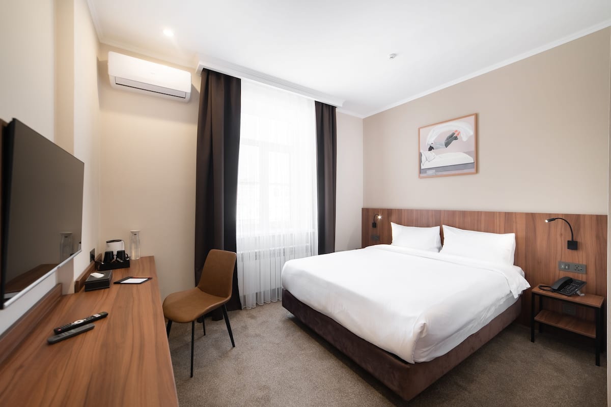 Double Room | Premium bedding, in-room safe, desk, blackout drapes