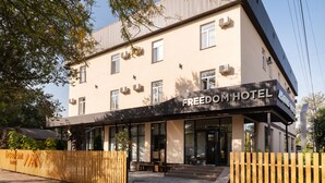 Un edificio moderno con un letrero que dice 'Freedom Hotel'.