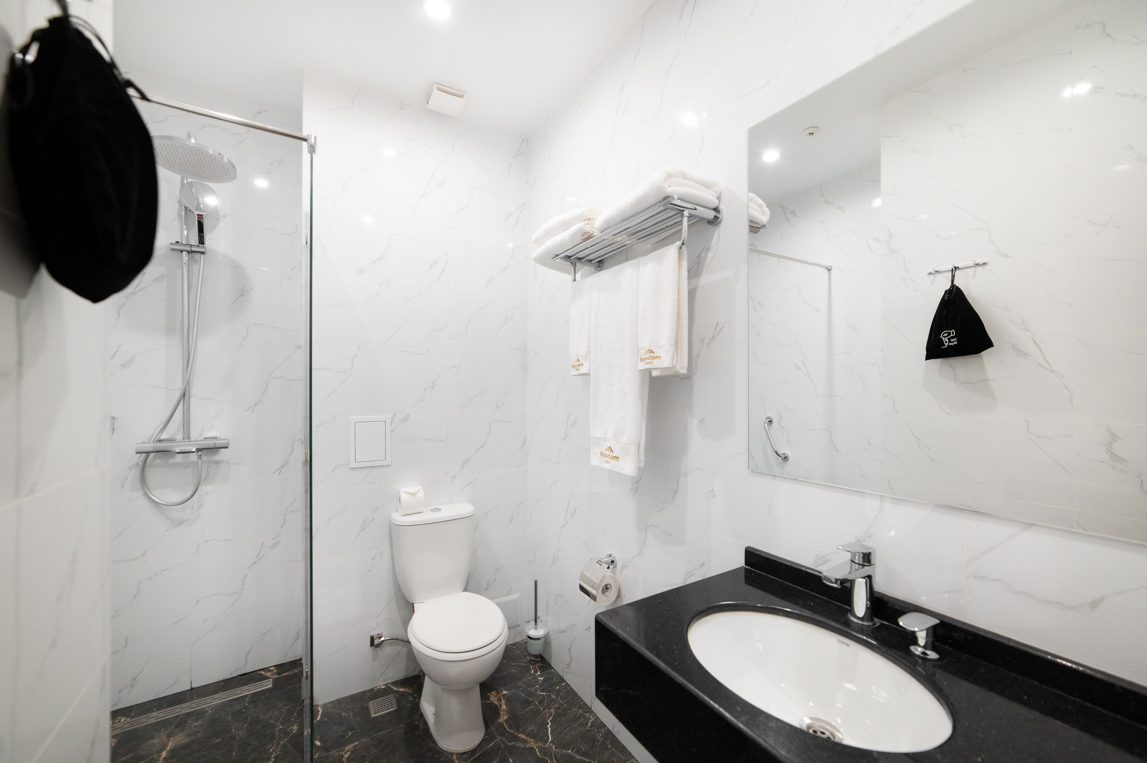 Shower, rainfall showerhead, free toiletries, hair dryer