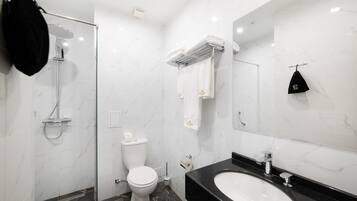 Shower, rainfall showerhead, free toiletries, hair dryer