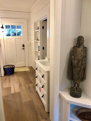 Interior - PortRoyal Monthly Rental Restaurants,Golf,Boat,Fish,NatureTrails,Pickleball,Shop (Port Royal)