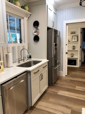 Fridge, microwave, oven, stovetop - PortRoyal Monthly Rental Restaurants,Golf,Boat,Fish,NatureTrails,Pickleball,Shop (Port Royal)