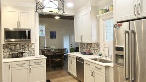 Fridge, microwave, oven, stovetop - PortRoyal Monthly Rental Restaurants,Golf,Boat,Fish,NatureTrails,Pickleball,Shop (Port Royal)