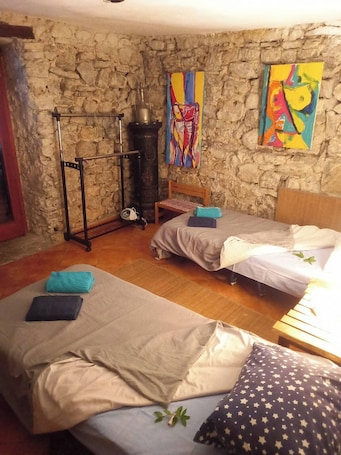 3 bedrooms, WiFi, bed sheets. Traditional Bosnian house with big yard