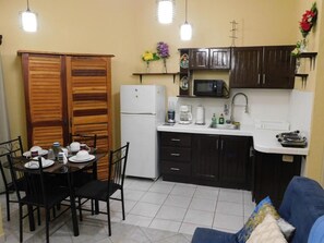 Een koelkast, een magnetron, een koffiezetapparaat/waterkoker