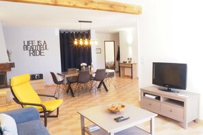 Smart TV, fireplace