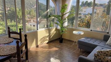 Een smart-tv, een open haard en boeken