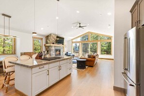 Fridge, microwave, oven, stovetop - Mountain Majesty in Tahoe Vista - Hot tub - luxury (Tahoe Vista)