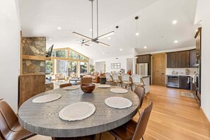 Dining - Mountain Majesty in Tahoe Vista - Hot tub - luxury (Tahoe Vista)