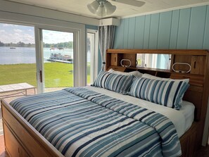 3 habitaciones, escritorio y tabla de planchar con plancha