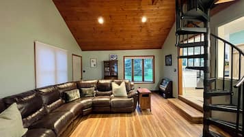 Smart TV, fireplace, books, stereo