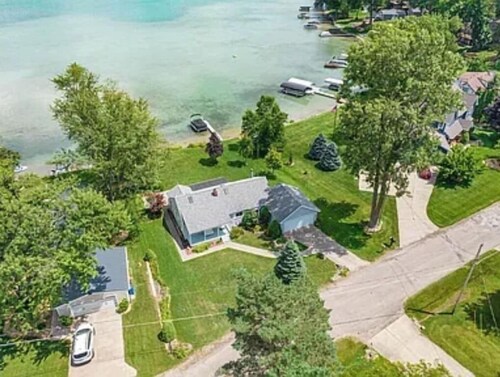 Crystal Blue Oasis-Lakefront,Family & Pet Friendly