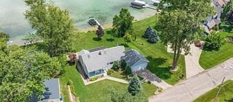 Crystal Blue Oasis-Lakefront,Family & Pet Friendly