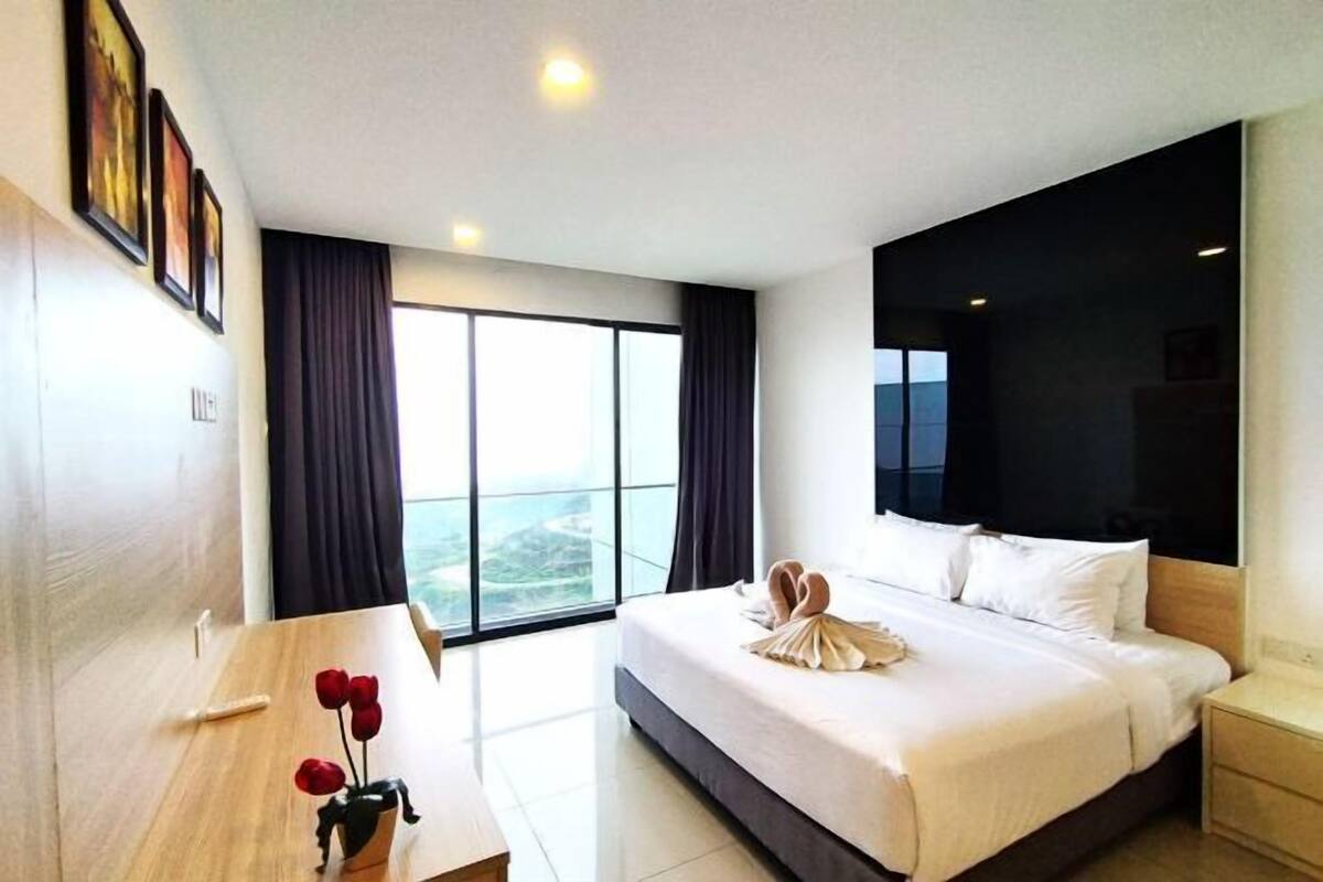 3 bedrooms, blackout drapes, iron/ironing board, free WiFi