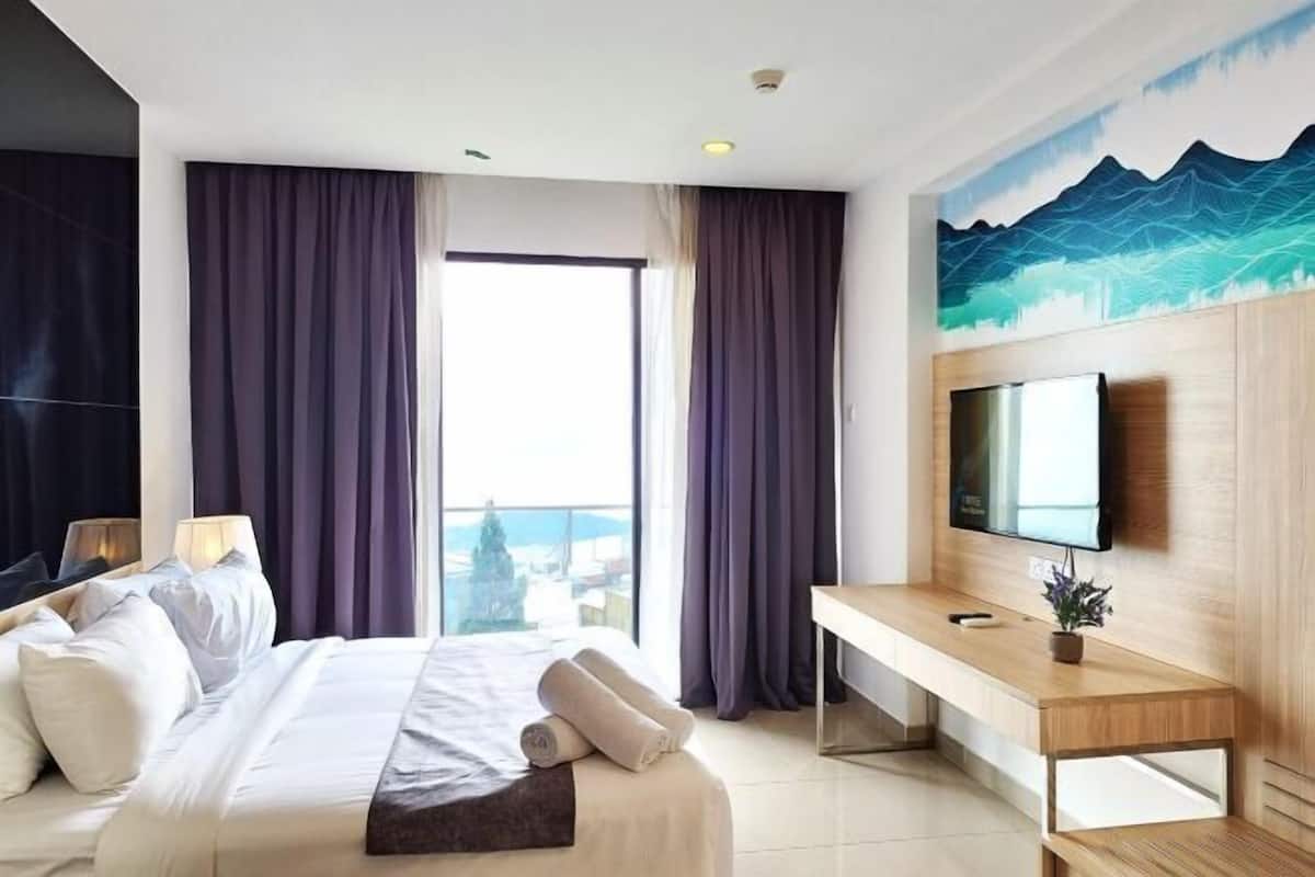 3 bedrooms, blackout drapes, iron/ironing board, free WiFi