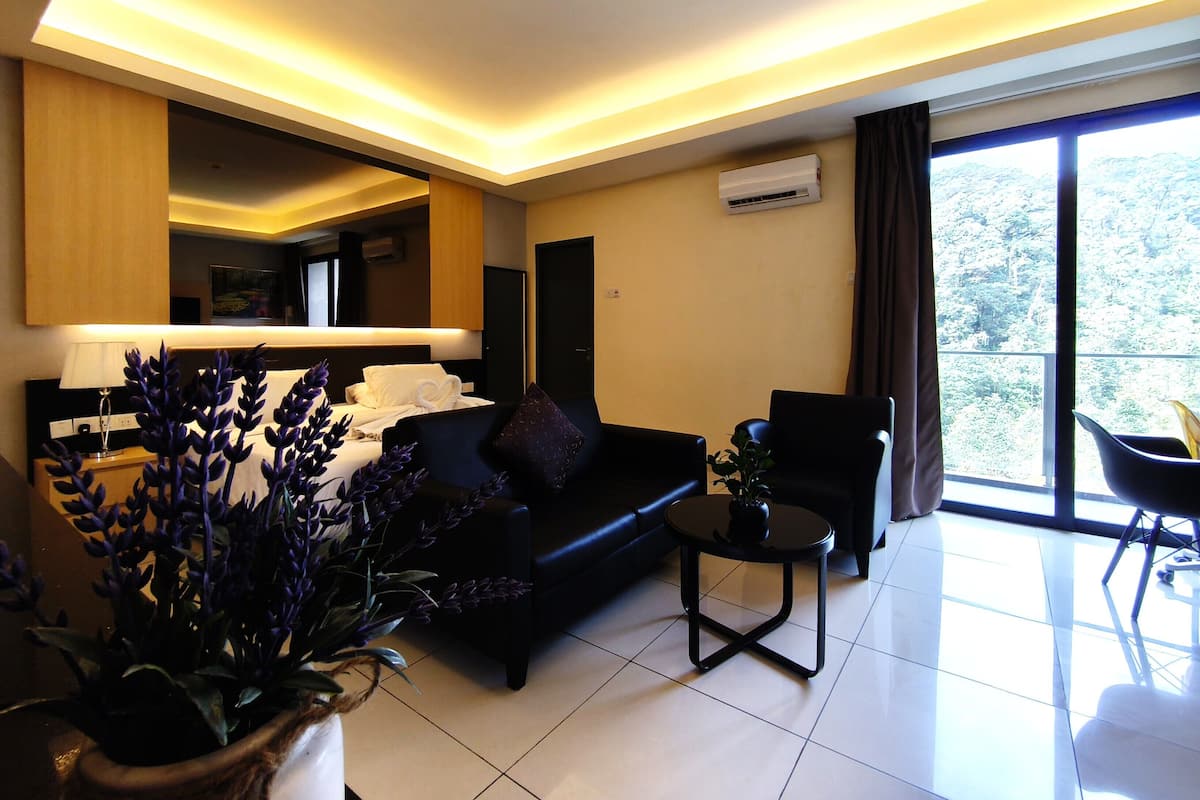 Superior Suite | Blackout drapes, soundproofing, iron/ironing board, WiFi (free)