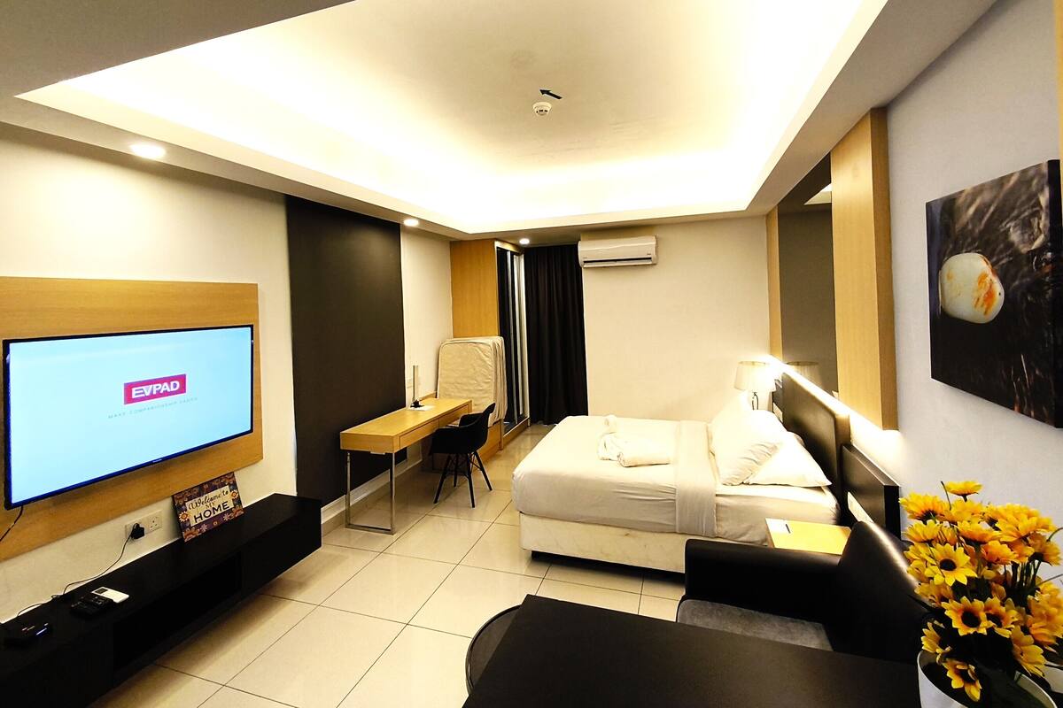 Design Suite | Blackout drapes, soundproofing, iron/ironing board, WiFi (free)